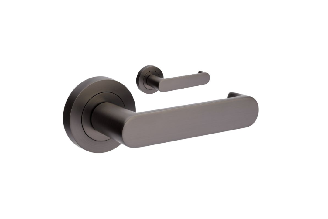 Product picture of the Zanda Duke Return Door Lever Handle on Round Rose Graphite Nickel on a white background