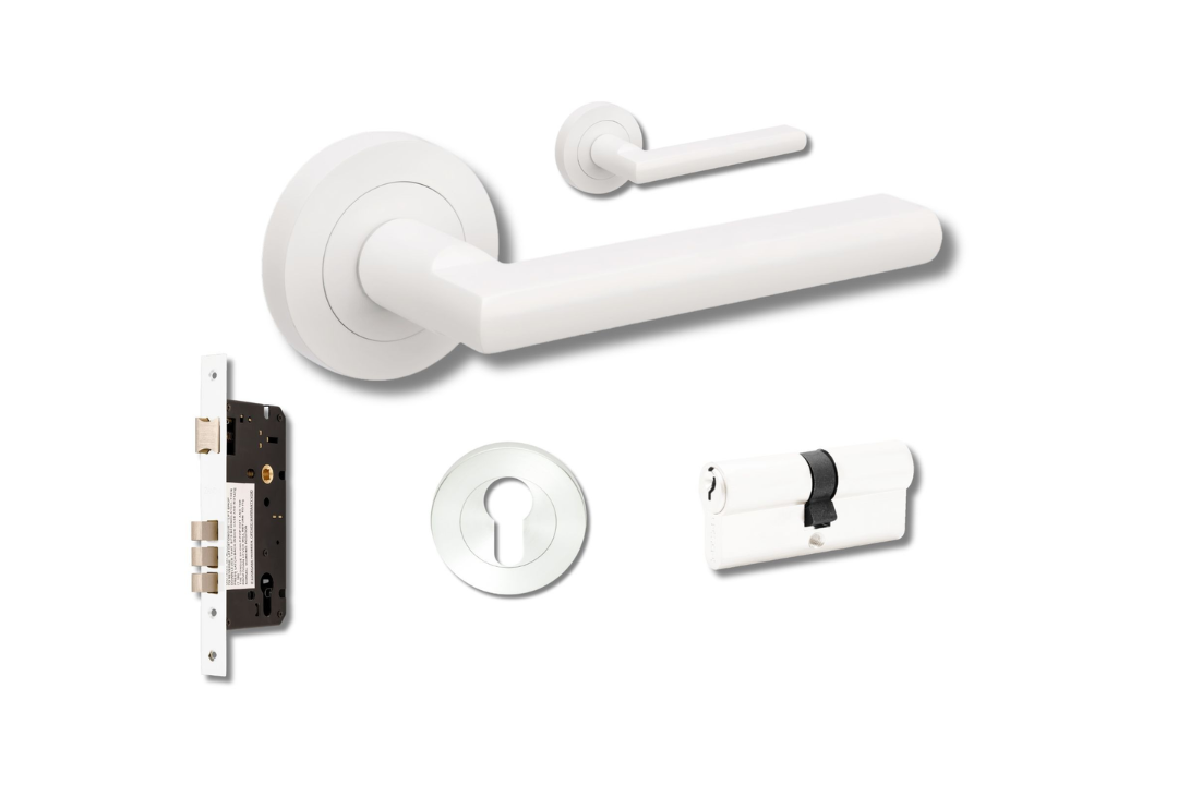 Product image of the Zanda Epic Door Handle on Round Rose White entry set key/key on a white background.