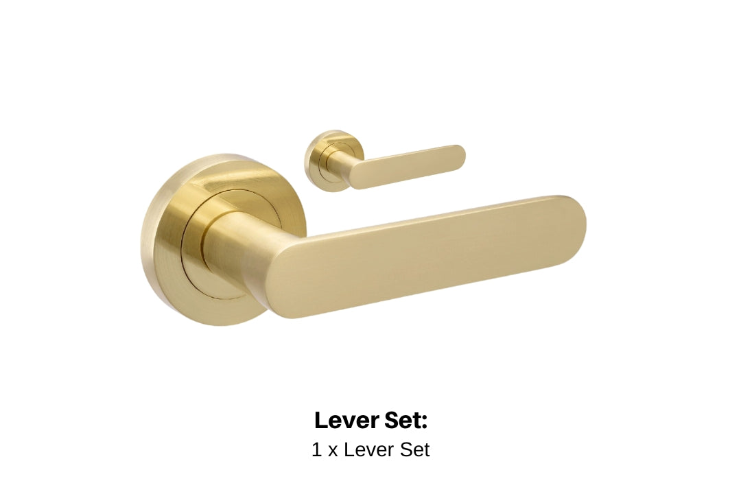 Product picture of the Duke Satin Brass Door Handle 10090 Lever Set with black writing mentioned what is in the kit. There is 1 x lever set.