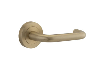 Iver Oslo Lever Door Handle in Brushed Brass on Round Rose – Premium brass door handle for architectural interiors.