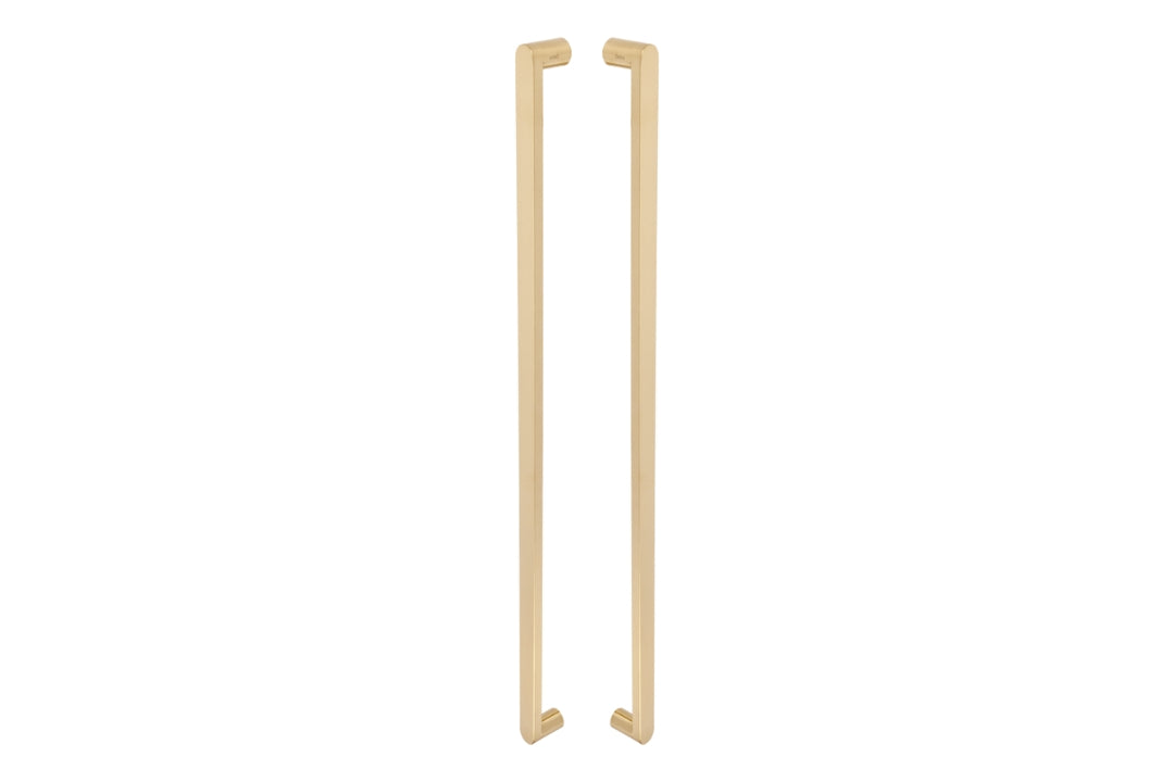 Product picture of the Duke Satin Brass Pull Handle 900mm on a white background.