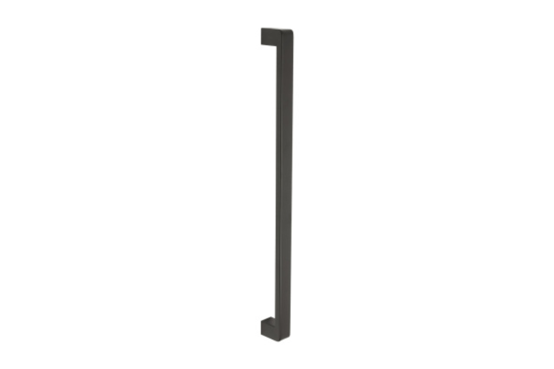 Product picture of the Zanda Streamline Pull Handle 600mm Matt Black face fix single on a white background.