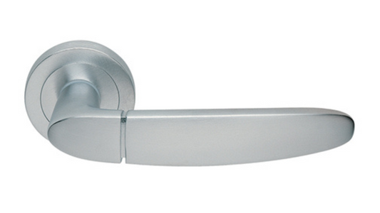 The Atena door handle in satin chrome on a white background.